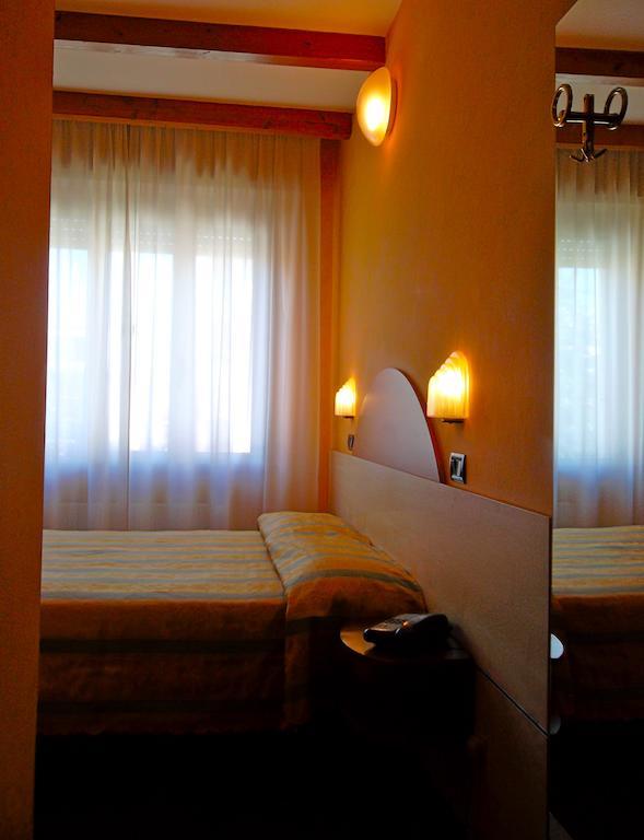 Hotel Giglio サルソマッジョーレ・テルメ 部屋 写真
